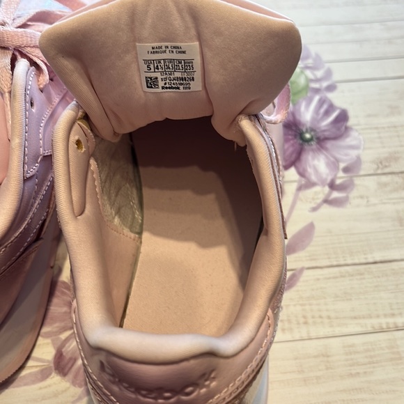 Reebok tennis shoes classic. - Picture 4 of 8